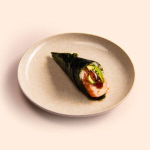 107.TEMAKI SALMÓN FLAMEADO